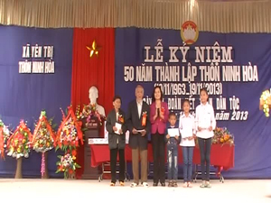 Đồng chí Bùi Thị Thanh, Phó Chủ tịch Uỷ ban Trung ương MTTQ Việt Nam tặng quà cho các hộ gia đình nghèo và học sinh nghèo.