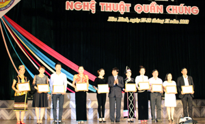 Đồng chí Trần Đăng Ninh, Phó Chủ tịch UBND tỉnh, Trưởng Ban tổ chức Ngày hội trao giải A cho các tiết mục tại Liên hoan nghệ thuật quần chúng.