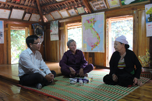 Ông Bùi Hồng Phong (ngồi giữa) trao đổi về kinh nghiệm sưu tầm, bảo tồn và phát huy các làn điệu dân ca Mường.