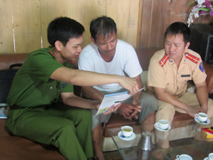 Các lực lượng chức năng tuyên truyền, phổ biến tới nông, ngư hộ xã Vầy Nưa (Đà Bắc) về các quy định đánh bắt thủy sản.