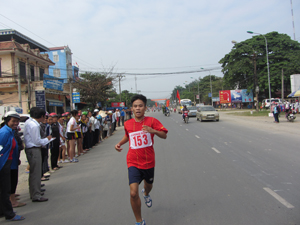 Các VĐV đua tài trên đường đua việt dã huyện Lương Sơn năm 2013.
