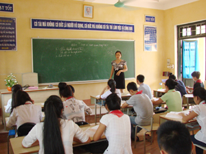 Cô giáo Nguyễn Thị Khánh Hiền (trường THCS thị trấn Kỳ Sơn) là giáo viên dạy giỏi cấp tỉnh, có nhiều đóng góp cho phong trào thi đua Hai tốt.