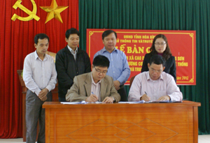 Lãnh đạo Sở TT&TT và lãnh đạo UBND xã Cao Dương (Lương Sơn) ký biên bản bàn giao đài truyền thanh xã Cao Dương.