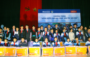 Ngân hàng NN&PTNT Chi nhánh tỉnh Hòa Bình tặng chăn ấm cho học sinh trường PTDTNT Pà Cò (Mai Châu).
 
