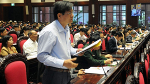 Đại biểu QH tỉnh Thừa Thiên - Huế đặt câu hỏi chất vấn tại Hội trường.
