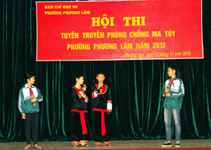 Học sinh trường THCS Lý Tự Trọng tham gia hội thi tuyên truyền về phòng - chống ma tuý năm 2013 do UBND phường Phương Lâm (TPHB) tổ chức.
