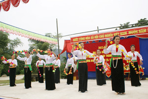 Tiết mục múa trái còn của đội văn nghệ xóm Mi, xã Đa Phúc (Yên Thủy) biểu diễn tại Ngày hội đại đoàn kết toàn dân tộc.