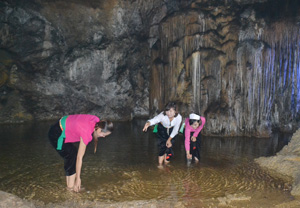 Hồ nước trong vắt dưới những dải thạch nhũ lung linh ở cung thứ 4 Thạch Động Hoa Sơn.