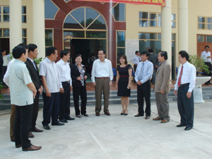 Đồng chí Nguyễn Văn Quang, Phó Bí thư Thường trực Tỉnh ủy, Chủ tịch HĐND tỉnh trao đổi kinh nghiệm với Thường trực HĐND các huyện, thành phố.