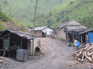 Khu vực hầm lò và nơi ở của người lao động làm việc cho Công ty CP Khoáng sản Kim Bôi tại xóm Vọ, xã Cuối Hạ (Kim Bôi) thô sơ, tạm bợ.
