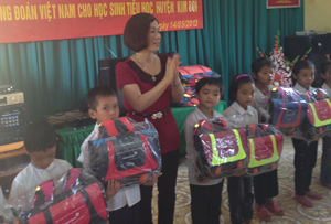 Lãnh đạo LĐLĐ huyện Kim Bôi trao cặp phao cho học sinh tiểu học các xã Nuông Dăm, Sào Báy, Thượng Bì (Kim Bôi).