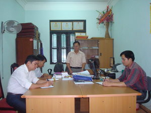 Cán bộ cơ quan UBKT Huyện uỷ Tân Lạc thường xuyên trao đổi nghiệp vụ nhằm nâng cao chất lượng các cuộc KTGS.