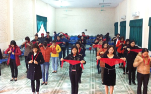 Các học viên thực hành thắt khăn quàng đỏ.