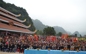 Hàng ngàn người dân đến thăm quan chùa Tiên, xã Phú Lão (Lạc Thủy).
