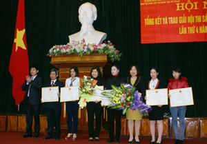 Đồng chí Nguyễn Văn Dũng, Phó Chủ tịch UBND tỉnh trao thưởng cho các tác giả, nhóm tác giả có giải pháp đạt giải 3 tại hội thi.