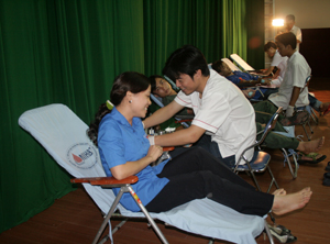 LĐLĐ huyện Kỳ Sơn phối hợp với Hội CTĐ huyện tổ chức ngày hội hiến máu tình nguyện thu hút nhiều đoàn viên công đoàn tham gia.