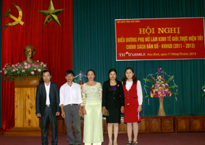 Chị Nguyễn Thị Hiệp (đứng giữa) cùng các đại biểu huyện Lương Sơn tham dự hội nghị biểu dương 