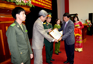 Ghi nhận những kết quả đạt được sau 3 năm thực hiện Đề án 1081, đồng chí Trần Đăng Ninh, Phó Chủ tịch UBND tỉnh đã tặng bằng khen của UBND tỉnh cho 4 tập thể, 10 cá nhân.