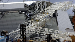 Hiện trường vụ sập mái sân vận động Itaquerao, tại Sao Paulo, Brazil hôm 27-11-2013. (Ảnh: Reuters)