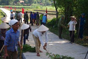 LLVT huyện Lạc Sơn tham gia đóng góp ngày công cùng nhân dân xã Bình Chân quét dọn đường làng, ngõ xóm đảm bảo môi trường nông thôn sạch, đẹp.