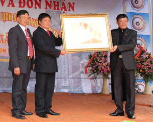 Lãnh đạo Sở VH, TT & DL trao bằng công nhận danh hiệu di tích lịch sử văn hoá Đình Cời cho đại diện xã Tân Vinh.