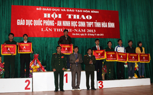 BTC trao cờ cho các trường THPT đoạt giải toàn đoàn tại Hội thao giáo dục QP-AN học sinh THPT tỉnh lần thứ III-năm 2013.