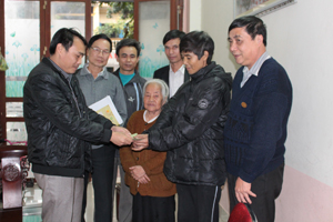 BCĐ 09 Phường Phương Lâm trao tiển hỗ trợ việc làm cho đối tượng nghiện sau cai tại tổ 17.