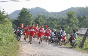 Các vận động viên tham dự giải việt dã truyền thống huyện Đà Bắc năm 2013.