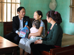 Lãnh đạo Sở LĐ- TB & XH đến thăm và tặng quà cho hộ nghèo xã Mỹ Hoà.