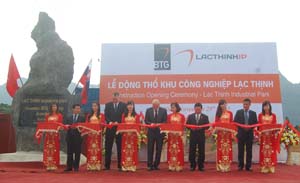 Các đồng chí lãnh đạo tỉnh và Đại sứ đặc mệnh toàn quyền nước CH Slovakia tại Việt Nam cùng lãnh đạo Tập đoàn BTG Holding cắt băng khởi công xây dựng KCN Lạc Thịnh.