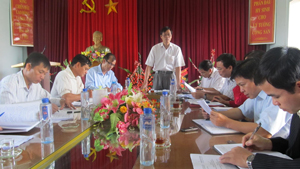 BTV Huyện ủy Lạc Sơn thường xuyên đi cơ sở để nắm bắt, giải quyết những vấn đề ngay từ khi phát sinh. Ảnh: Đoàn công tác của BTV Huyện ủy làm việc với Đảng ủy xã Yên Phú (tháng 10/2013).