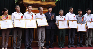 Đồng chí Trần Đăng Ninh, Phó Chủ tịch UBND tỉnh trao bằng khen của UBND tỉnh cho các làng văn hoá tiêu biểu.

