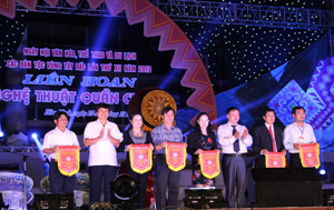 Đồng chí Trần Đăng Ninh, Phó Chủ tịch UBND tỉnh, Trưởng BTC Ngày hội trao cờ cho các đơn vị tham gia.