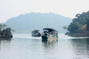 Hồ Hòa Bình với phong cảnh thiên nhiên hữu tình là điểm đến của đông đảo khách tham quan trong và ngoài nước.