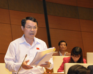 Đại biểu Nguyễn Tiến Sinh phát biểu ý kiến thảo luận tại hội trường.