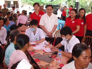 Đồng chí Nguyễn Hải Đường, Chủ tịch T.Ư Hội CTĐ Việt Nam và lãnh đạo Hội CTĐ tỉnh thăm việc khám chữa bệnh cho nhân dân.