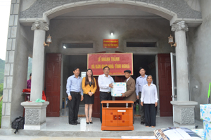 Lãnh đạo Sở KH&ĐT tặng quà chúc mừng gia đình thương binh Nguyễn Kỳ Đạt đã có ngôi nhà mới khang trang.

