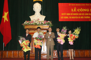 Đồng chí Nguyễn Văn Quang , Phó Bí thư Tỉnh ủy, Chủ tịch UBND tỉnh trao các Quyết định của UBND tỉnh điều động bổ nhiệm và bổ nhiệm chức danh lãnh đạo 4 sở, ngành.

