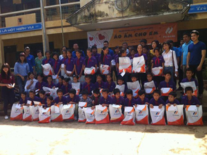 Đoàn tình nguyện tặng quà cho học sinh nghèo trường THCS xã Do Nhân – Tân Lạc.

