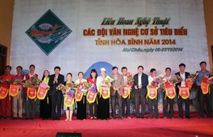 Các đồng chí: Trần Đăng Ninh, Phó Bí thư TT Tỉnh ủy; Bùi Văn Cửu, Phó Chủ tịch TT UBND tỉnh và lãnh đạo Sở VH,TT&DL trao hoa và cờ cho các đội tham dự liên hoan.