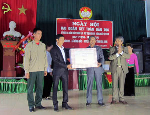 Đồng chí Hoàng Thanh Mịch, UVTV Tỉnh ủy, Chủ tịch UBMTTQ tỉnh tặng quà chúc mừng ngày hội.