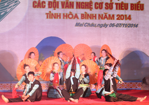 Tiết mục múa của đội văn nghệ xóm Cang – xã Pà Cò (Mai Châu) tại liên hoan.