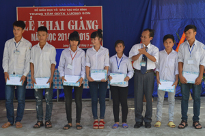 Lãnh đạo Trung tâm GDTX huyện Lương Sơn tặng quà, học bổng cho học viên vượt khó vươn lên trong học tập nhân dịp khai giảng năm mới 2014-2015.

