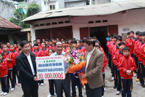 Đồng chí Bùi Văn Cửu, Phó Chủ tịch TT UBND tỉnh và lãnh đạo Sở VH – TT&DL tặng hoa, quà cho đoàn VĐV Hoà Bình. 

