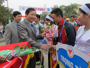 Đồng chí Bùi Văn Cửu, Phó Chủ tịch TT UBND tỉnh tặng hoa cho các đoàn.