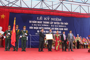 Được sự uỷ quyền của Chủ tịch nước, đồng chí Nguyễn Văn Quang, Chủ tịch UBND tỉnh trao tặng Huân chương Lao động hạng nhất cho Đảng bộ, nhân dân huyện Yên Thuỷ.

