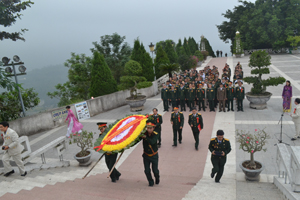 Đoàn đại biểu Đại hội thi đua yêu nước “CCB gương mẫu” tỉnh lần thứ V, giai đoạn 2009 – 2014 đặt vòng hoa, dâng hương tại tượng đài Bác Hồ. 

