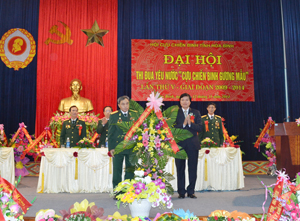 Đồng chí Trần Đăng Ninh, Phó Bí thư TT Tỉnh ủy tặng lẵng hoa của Tỉnh uỷ, HĐND, UBND, UBMTTQ tỉnh chúc mừng Đại hội. 

 

