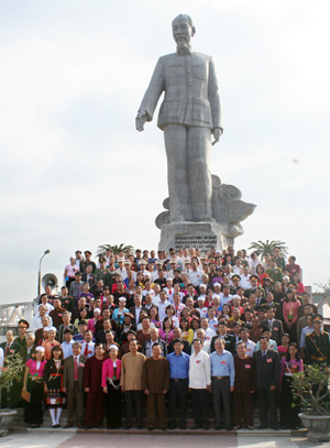 Các đại biểu dâng hương tại Tượng đài Bác Hồ.