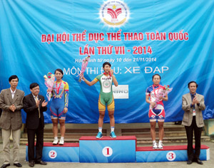 Các đồng chí lãnh đạo Sở VH-TT&DL, Tổng cục TDTT, Liên đoàn Mô tô - Xe đạp Việt Nam trao huy chương cho các vận động viên đạt nhất, nhì ba nội dung tính giờ cá nhân nữ.